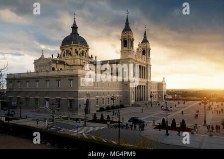 Madrid. Bild von Madrid Skyline mit Santa María la Real De La Almudena-Kathedrale und dem Königspalast während des Sonnenuntergangs. Stockfoto