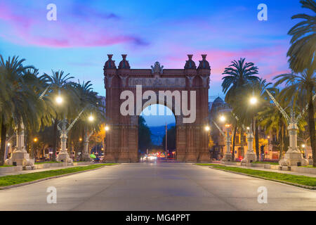 Bacelona "Arc de Triomf" in der Nacht in der Stadt Barcelona in Katalonien, Spanien. Der Bogen ist in rötlichen Mauerwerk im Neo-Mudejar Stil gebaut Stockfoto