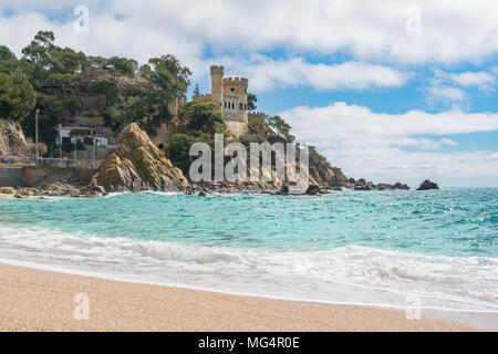 Lloret de Mar Castell Plaja in Sa Caleta Strand an der Costa Brava in Katalonien, Spanien Stockfoto