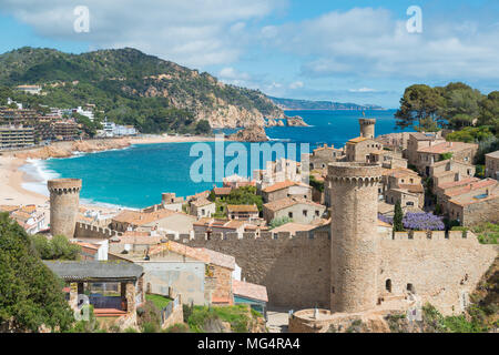 Luftaufnahme der Burg Vila Vella und Badia de Tossa Bucht am Sommer, der in Tossa de Mar an der Costa Brava, Katalonien, Spanien Stockfoto