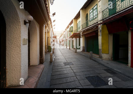 Malerische Straße in der Altstadt von Macao (Macau) in der Rua da felicidade Area in Macao (Macau), China. Stockfoto