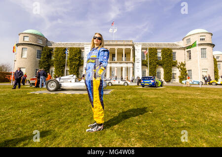 Frau Alexandra Gordon Lennox, Tochter von Herrn März, das Tragen von Fernando Alonso's fahren, am Goodwood Festival der Geschwindigkeit drücken Sie Tag. Stockfoto