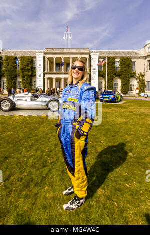 Frau Alexandra Gordon Lennox, Tochter von Herrn März, das Tragen von Fernando Alonso's fahren, am Goodwood Festival der Geschwindigkeit drücken Sie Tag. Stockfoto