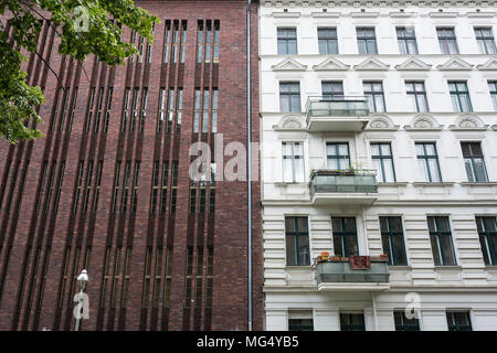 Berlin. Deutschland. Im frühen 20. Jahrhundert expressionistischen industrielle Mauerwerk Kontraste aginst typischen Wohnhaus aus dem späten 19. Jahrhundert in der Richardstraße, Stockfoto