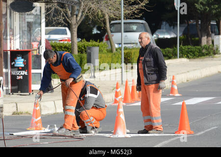 Arbeitnehmer eine Straße Straße Anzeige erneuern. Bulgarien Stockfoto