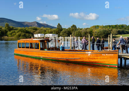 Touristen an Bord der Dame Derwentwater Motor starten in Keswick Bootssteg auf Derwent Water im Nationalpark Lake District, Cumbria, England Stockfoto