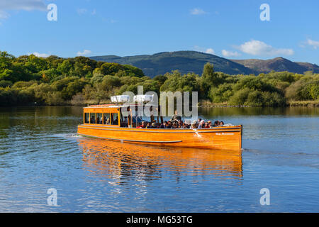 Die Dame Derwentwater motor Start abfliegende Keswick Bootssteg auf Derwent Water im Nationalpark Lake District, Cumbria, England Stockfoto