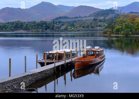 Lady Derwentwater und Princess Margaret Rose Kreuzer in Keswick Bootssteg im Morgengrauen des Derwent Water Nationalpark Lake District, Cumbria, England Stockfoto