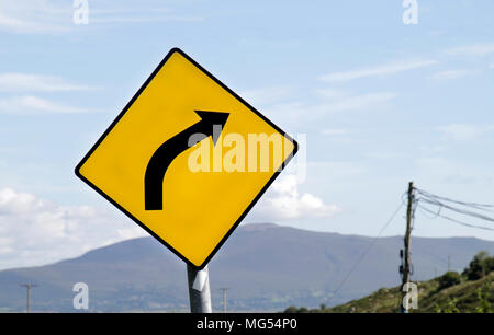 Gelbe Straße Warnschild vor der Kurve Stockfoto