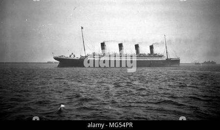 Die White Star Line Ocean Liner RMS Olympic Segeln an der Küste von Cherbourg um 1912 nach dem Einbau die Erhöhung der Anzahl der Rettungsboote. Stockfoto