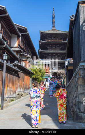 Frauen in Kimonos und Hokanji Tempel, Kansai, Kyoto, Japan Stockfoto