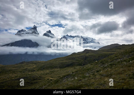 Cerro Paine Grande und Berge inmitten der Wolken. Panorama. Weite Einstellung. Stockfoto