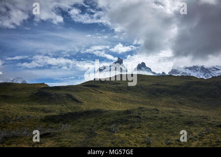 Cerro Paine Grande und Berge inmitten der Wolken. Panorama. Weite Einstellung. Stockfoto