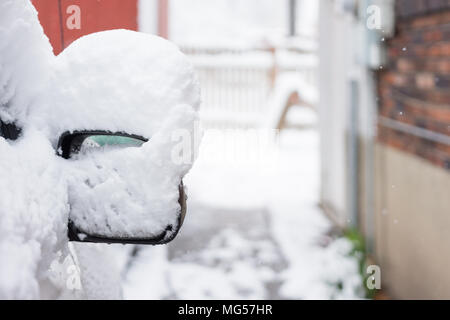 Am Morgen nach einem Blizzard, frische dicke Schnee auf ein Auto in einer Einfahrt Stockfoto