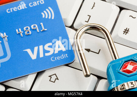 Visa kontaktlose Kreditkarte auf einer Tastatur mit ENTER-Taste und geöffnetem Vorhängeschloss. Online-Shopping Internet-Zahlung Cyber-Security-Konzept. England, Großbritannien Stockfoto