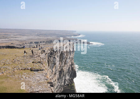 Blick von Dún Aonghasa auf Inishmore, Irland Stockfoto