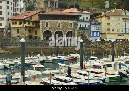 Hafen von Mutricu mit der Boote durch die Inclemencies der Hurrikan Hugo und mit seinen malerischen Gebäude im Hintergrund des Schusses. Land Stockfoto
