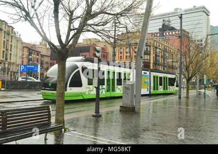 Malerische Straßenbahn Bilbao in seinem Pass Durch das Guggenheim Museum. Transport Reise Urlaub. März 25, 2018. Bilbao Vizcaya, Baskenland Spanien. Stockfoto