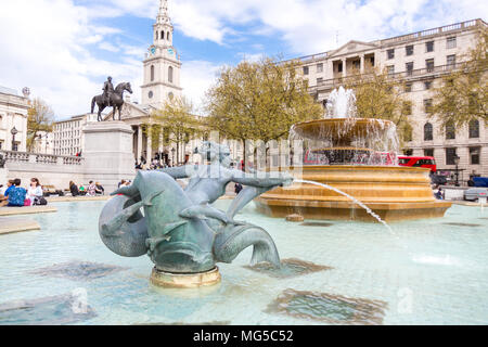 London, Großbritannien - 16 April 2015: Mermaid Statue von Sir Charles Wheeler in der Trafalgar Square Jellycoe Brunnen, London. Stockfoto