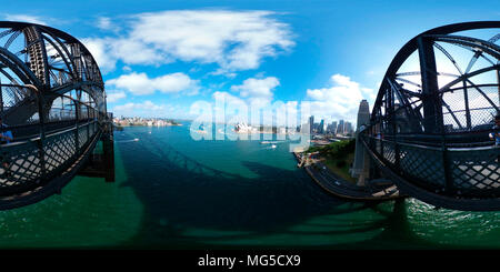 Dezember 2017 - SYDNEY: Sphärische 420 x 180 Grad Panorama: die Harbour Bridge und das Opernhaus von Sydney, Australien. Stockfoto