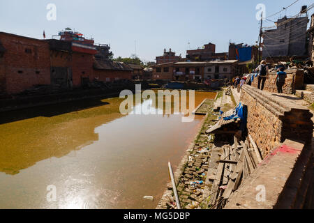 BHAKTAPUR, Nepal - November 15, 2016: traditionellen nepalesischen newar Häuser in der Nähe des grünen Teich in Bhaktapur, Nepal Stockfoto