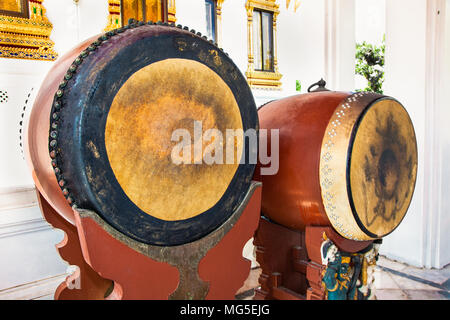 Alte große Fässer mit Haut drum. Die Trommel ist in Tempel verwendet, um die Zeit für das Mittagessen zu benachrichtigen. Bangkok, Thailand. Stockfoto