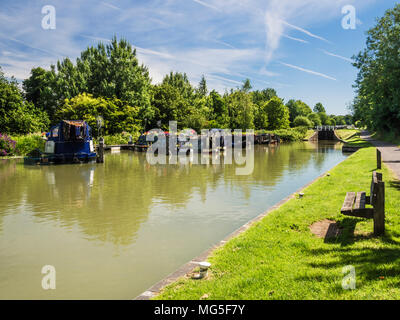 Hausboote günstig auf dem Kennet und Avon Canal in der Nähe der berühmten Flug von Sperren in Caen Hill in Wiltshire. Stockfoto