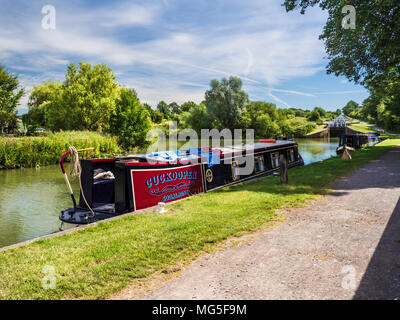 Hausboote günstig auf dem Kennet und Avon Canal in der Nähe der berühmten Flug von Sperren in Caen Hill in Wiltshire. Stockfoto