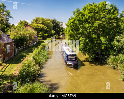 Ein Hausboot entlang der Kennet und Avon Kanal in der Nähe von wenig Bedwyn in Wiltshire. Stockfoto