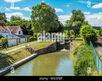 Little Bedwyn Lock auf dem Kennet und Avon Kanal in Wiltshire. Stockfoto