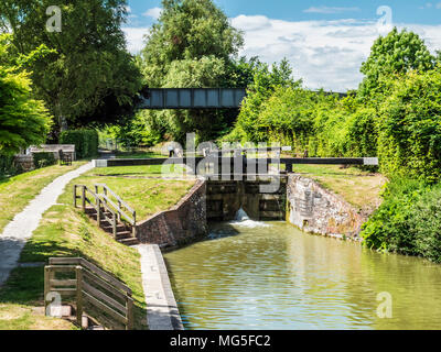 Little Bedwyn Lock auf dem Kennet und Avon Kanal in Wiltshire. Stockfoto