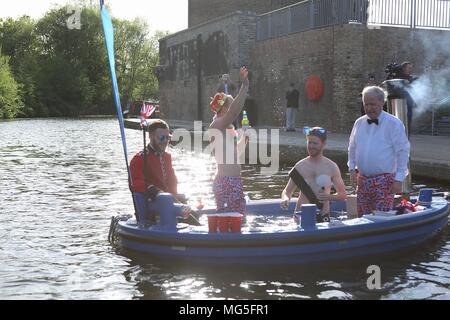 Whirlpool mit Royal lookalikes feiern Prinz Harry's Junggesellenabschied am 26. April 2018 Stockfoto