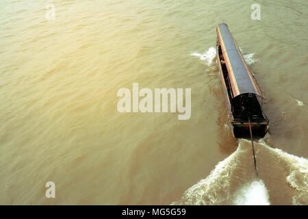 Long tail Boot auf dem Chao Phraya River, wo ist der wichtigste Fluss in Bangkok, Thailand. Stockfoto