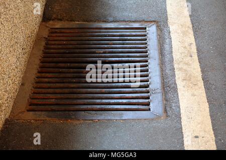 Ablassventil am Boden. Stockfoto