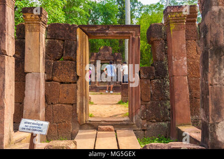 Blick durch die alte Tür Rahmen der langen Galerie außerhalb des dritten Gehäuse von Banteay Srei Tempel in Kambodscha. Stockfoto