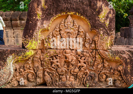 An der Causeway der äußeren Gehäuse der Kambodschanischen Banteay Srei (Zitadelle der Frauen) Tempel steht dieser komplizierten bas-relief. Stockfoto