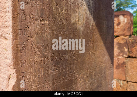 Nahaufnahme einer Sanskrit Inschrift gemeißelt auf rotem Sandstein in der Banteay Srei (Zitadelle der Frauen) Tempel, Siem Reap, Kambodscha. Stockfoto