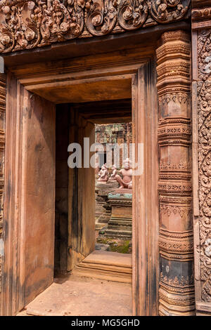 Eine aufwändige alten Türrahmen des East gopura im 1. Gehäuse der Kambodschanischen Banteay Srei Tempel geschnitzt. Guardien Statuen sind innen sichtbar. Stockfoto