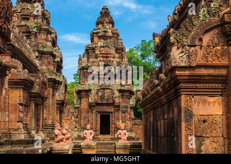 Schöne Sicht auf die nach Osten gerichtete Fassade des Nordens Heiligtum Turm der Kambodschanischen Banteay Srei (Zitadelle der Frauen) Tempel. Stockfoto