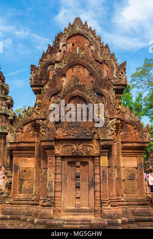 Die nach Osten gerichtete Fassade der Norden Bibliothek in das innere Gehäuse der Kambodschanischen Banteay Srei (Zitadelle der Frauen) Tempel. Stockfoto