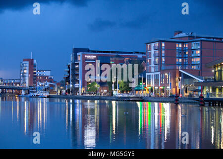 Die Aussicht über Brayford Pool, Lincoln, dargestellt am frühen Abend nach starkem Regen als weitere Gewitterwolken Ansatz Stockfoto