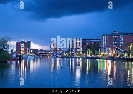 Die Aussicht über Brayford Pool, Lincoln, dargestellt am frühen Abend nach starkem Regen als weitere Gewitterwolken Ansatz Stockfoto