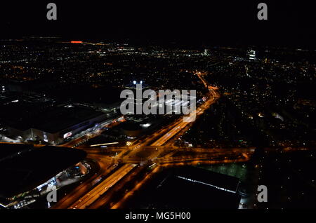 Schöne Lichter und helle Straßen von München in Deutschland während der Nacht Stockfoto