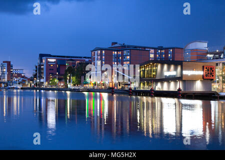 Die Aussicht über Brayford Pool, Lincoln, dargestellt am frühen Abend nach starkem Regen als weitere Gewitterwolken Ansatz Stockfoto