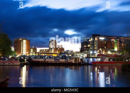 Die Aussicht über Brayford Pool, Lincoln, dargestellt am frühen Abend nach starkem Regen als weitere Gewitterwolken Ansatz Stockfoto