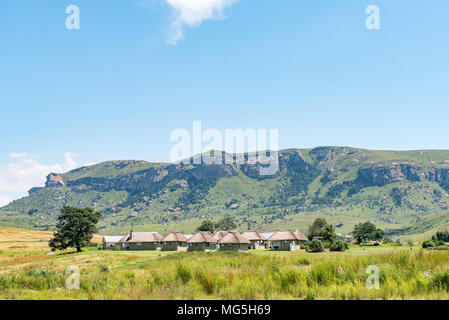 OLIVIERSHOEK PASS, SÜDAFRIKA - 14. MÄRZ 2018: Chalets im Windmill Farm an der Oberseite der Oliviershoek Pass. Einen Shop und ein Restaurant sind auch vor Ort Stockfoto