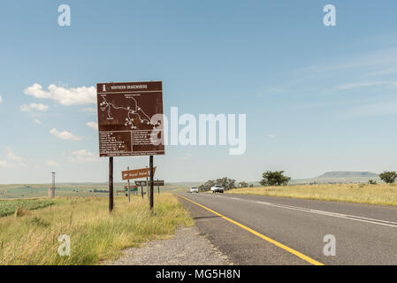 OLIVIERSHOEK PASS, SÜDAFRIKA - 14. MÄRZ 2018: Eine Infotafel und Wegweiser auf der R74-Straße unter der Oliviershoek Pass in Kwazulu-Na Stockfoto