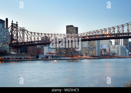 Die Queensboro Brücke über den East River und der Upper East Side, Manhattan, New York City, NY, USA Stockfoto