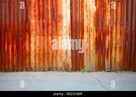 Alten rostigen Zink Wand Hintergrund mit Betondecke. Stockfoto