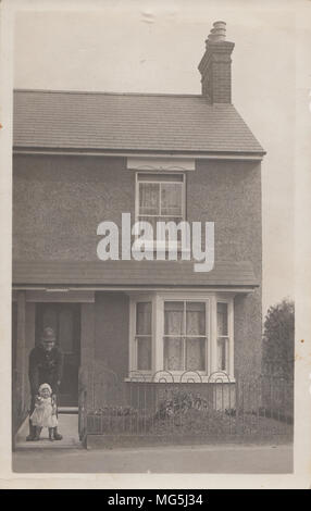 Echten photographische Postkarte von Maria Higgs im Alter von 13 Monaten mit ihr Polizist Vater. Postkarte, Station Road, Winslow, Buckinghamshire, England Stockfoto